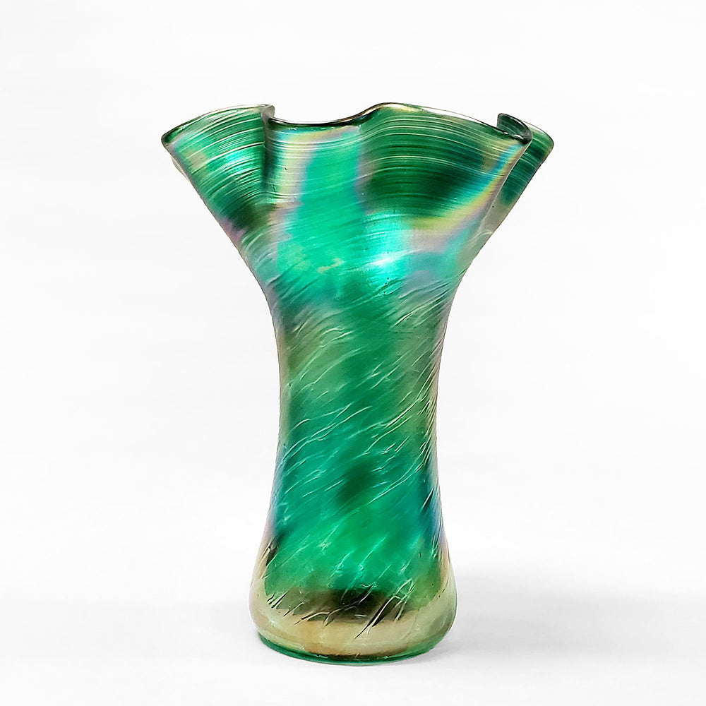 
            
                Load image into Gallery viewer, Glass Eye Studio Emerald Green Vase | Made In Washington | Limited Edition Emerald Collectible Blown Glass
            
        